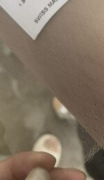 ⁦בד לייס שוויצרי מקורי חורים הכי קטנים 060 – Swiss Made, 100% פוליאמיד, רשת עדינה ואיכותית בגוון עור, מתאים לפאות בהתאמה טבעית⁩ – תמונה ⁦2⁩